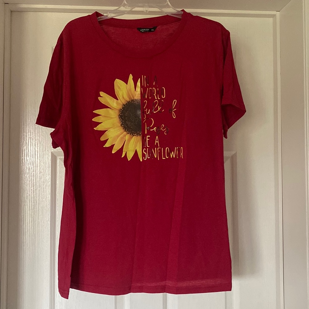 ‘In a World Full of Roses be a Sunflower’ T-Shirt